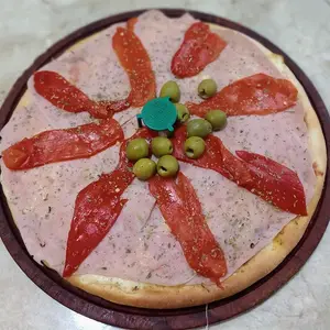 Pizza grande de jamón y morrón