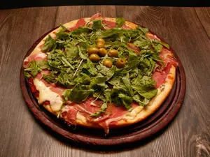 Pizza grde jamón crudo rúcula