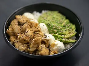Sushi salad pollo