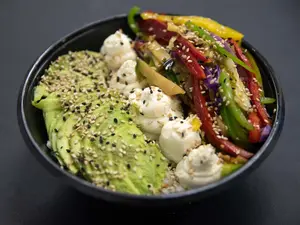 Sushi salad vegetariana