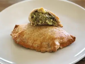 Empanada de hojaldre de puerro y champ.