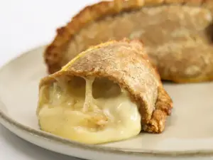 Empanada de hojaldre de queso y cebolla