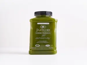 Jugo verde clasico de espinaca, apio, pepino, nara