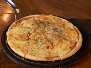 Pizza muzzarella y jamón