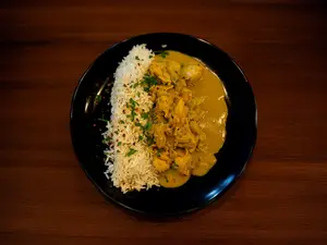 Pollo al curry con arroz blanc