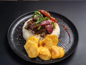 Lomo nikkei con papas inca