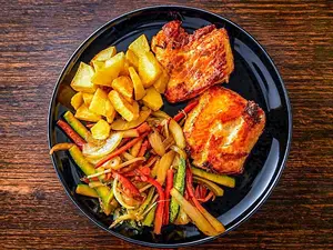 Salmón grillado con vegetales