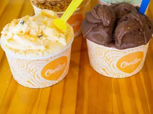 2 potes de 1/4 kg + 5 vasitos