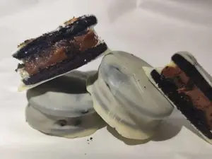 alfajor black and white