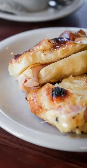 Medialunas con jamón y queso