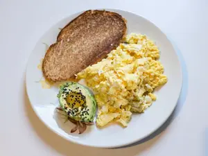 Huevos revueltos con palta