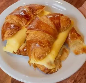 Medialuna con jamón y queso
