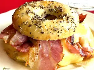 Bagel con huevo, queso y bacon