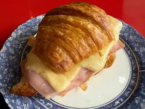 Croissant con jamón y queso