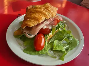 Croissant crudo y brie
