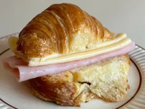 Medialuna con jamón y queso