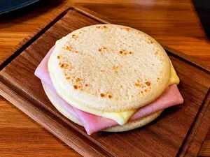Chipa con jamón y queso