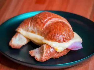 Medialuna Con Jamon Y Queso