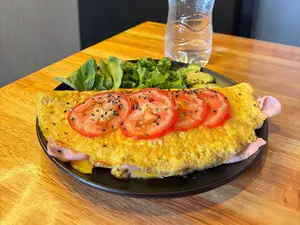Omelette de jamón, queso y tomate