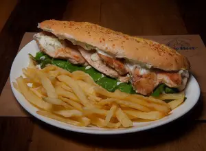 Sándwich de pollo con papas fritas