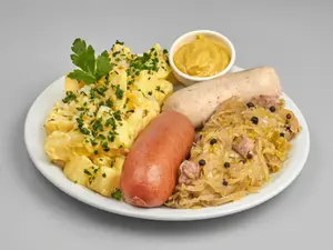 Salchichas con chucrut y papas
