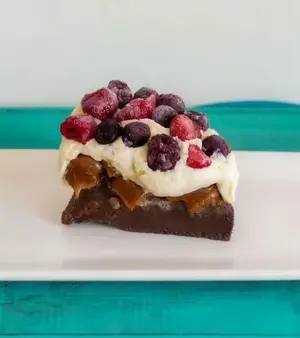 Porción brownie frutos rojos