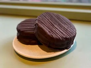 Alflajor de chocolate y frutos rojos