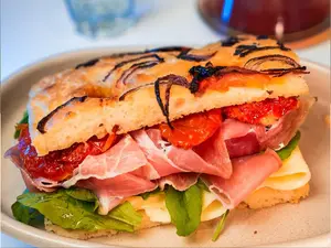 Focaccia de jamón crudo y rucula