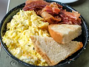 Tostón huevos revueltos