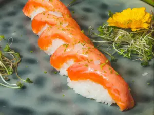 Niguiri De Salmon Trufado