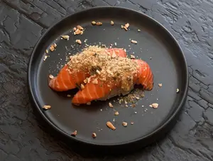 Nigiri trucha spicy y furikake