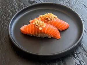 Niguiri de Trucha con Furikake humedo 2 Unidades