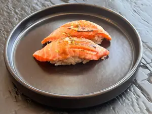 Niguiri de trucha flambeados
