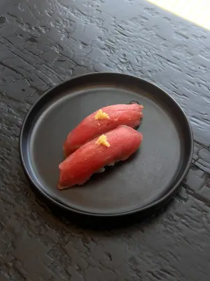 Atún rojo con ponzu y negui
