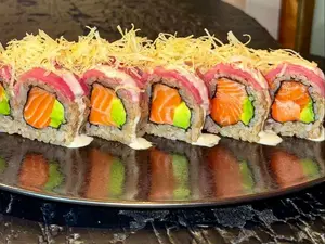 Roll de trucha, atún rojo y palta