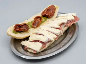 Sandwich De Crudo Y Brie