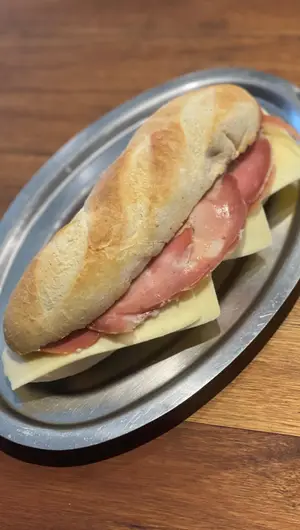 Sandwich De Mortadela Y Queso