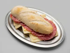 Sandwich De Salame Y Queso