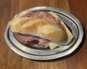 Sandwich mortadela pistacho