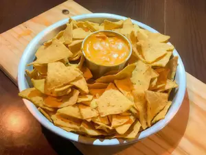 Nachos con cheddar y guacamole