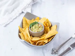 Nachos con guacamole y cheddar