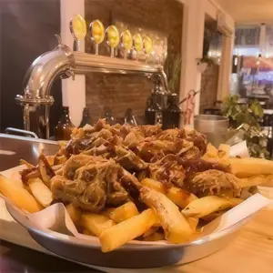 Papas rusticas con bondiola
