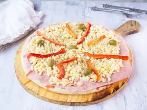 Pizza con jamón y morrones