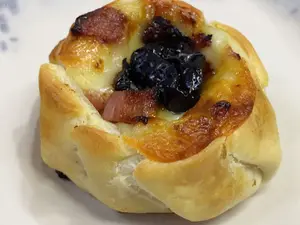 Muzzarella, panceta y ciruelas