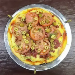 Pizza Calabresa y Tomates