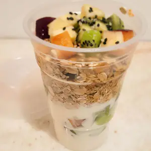 Yogur Con Granola Y Frutas