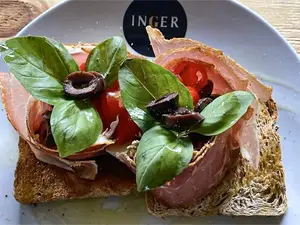 Brusqueta capresse prosciutto