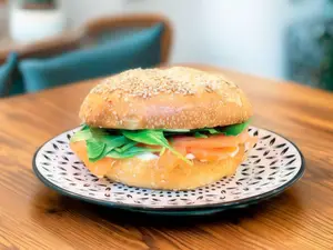 Bagel Salmón Con Papas Rusticas