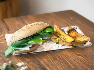 Sandwich Capresse Con Papas Rusticas