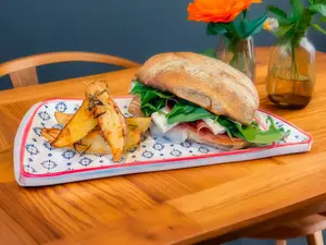Sandwich De Crudo Con Papas Rusticas